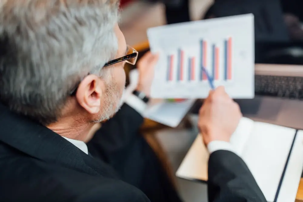 Un expert en gestion de patrimoine réalise un audit patrimonial 