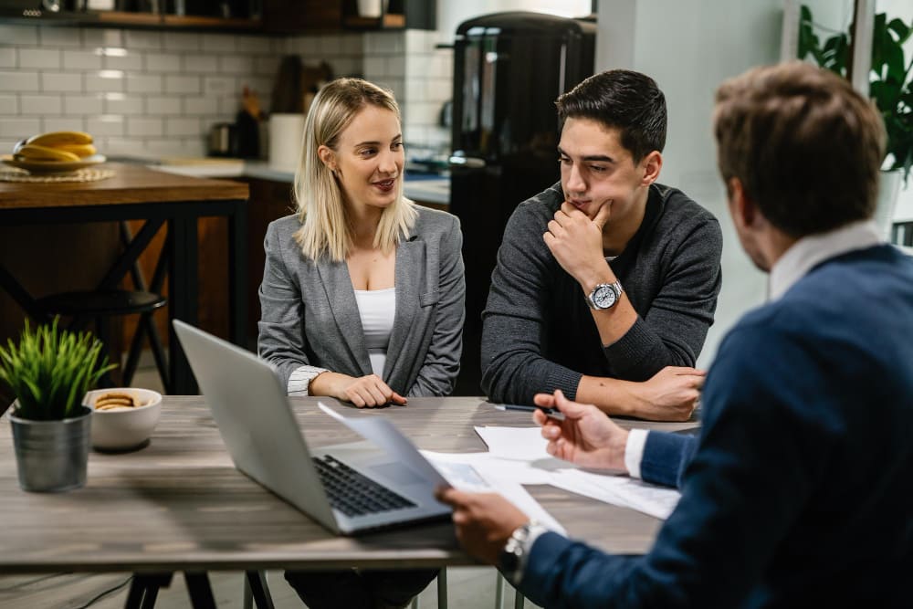 Conseiller en gestion de patrimoine qui accompagne des clients
