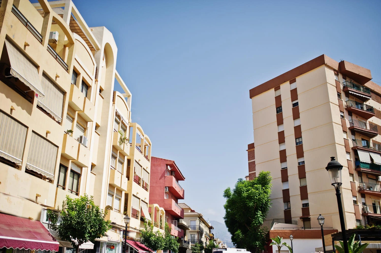 Immeubles en centre-ville illustrant l’investissement locatif lié au statut du bailleur privé